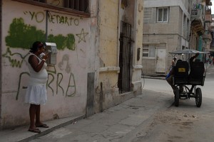 Al telefono - L'Avana :: Cuba