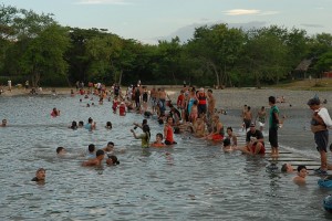 Balneanti nel lago - Bayamo :: Cuba