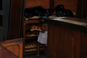 Bambina con il pane - L'Avana :: Cuba