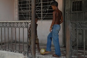 Bambini giocando al pallone - Santiago di Cuba :: Cuba