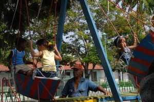 Bambini sulla giostra - Santiago di Cuba :: Cuba