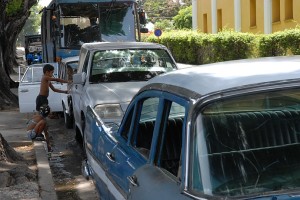 Bambini vicini ad auto-parcheggiate - Santiago di Cuba :: Cuba