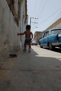 Bambino camminando - Santiago di Cuba :: Cuba