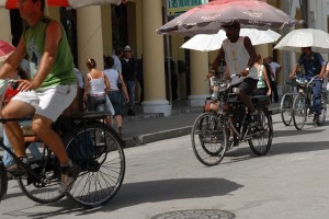 Bici taxi con ombrelloni - Holguin :: Cuba