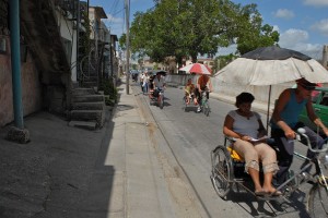 Bici taxi con passegeri - Holguin :: Cuba