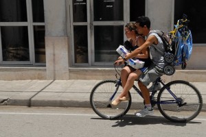 In due in bicicletta - Camaguey :: Cuba