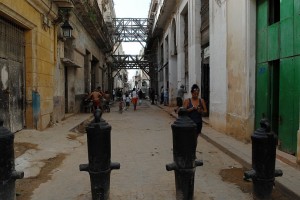 Cannoni piantati sulla strada - L'Avana :: Cuba