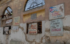 Cartelli su di un muro - Santiago di Cuba :: Cuba
