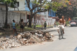 Detriti per strada - Santiago di Cuba :: Cuba