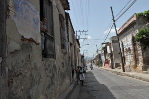 Donna al balcone - Santiago di Cuba :: Cuba