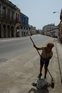 Donna spazzando - L'Avana :: Cuba