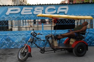 Dormendo sul bici taxi - Bayamo :: Cuba