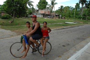 Famiglia sulla bicicletta - Bayamo :: Cuba