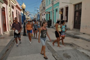 Gente camminando - Bayamo :: Cuba