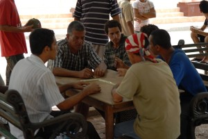 Giocando a domino in piazza - Baracoa :: Cuba