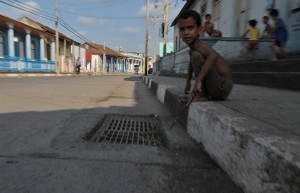 Giocando con il tombino - Baracoa :: Cuba