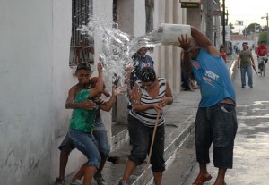 Giocando con l'acqua - Bayamo :: Cuba