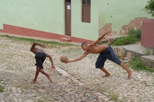 Giocando in strada - Trinidad :: Cuba