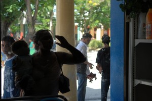 Guardando la vetrina - Bayamo :: Cuba