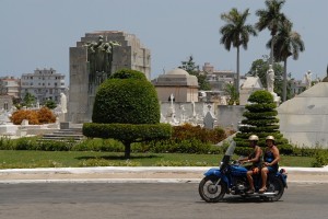 In moto al cimitero - L'Avana :: Cuba