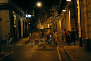 In strada di sera - Camaguey :: Cuba