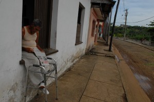 Leggendo il giornale - Baracoa :: Cuba