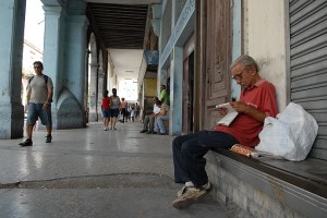 Leggendo un giornale - L'Avana :: Cuba