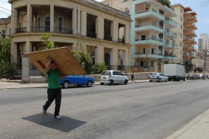 Operaio trasportando una porta - L'Avana :: Cuba