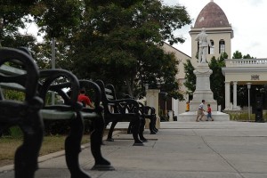 Panchine piazza - Holguin :: Cuba