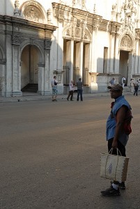 Passante attraversando la strada - L'Avana :: Cuba