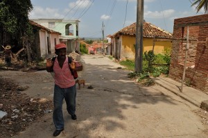 Persona con zaino - Trinidad :: Cuba