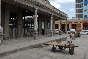Persona seduta su un carro - Holguin :: Cuba