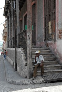 Persona seduta sulla scala - Santiago di Cuba :: Cuba