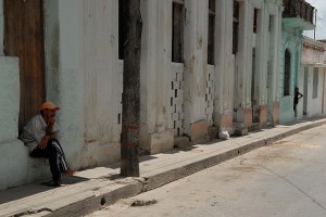 Persona seduta - Santa Clara :: Cuba