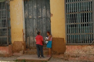 Persone parlando - Trinidad :: Cuba