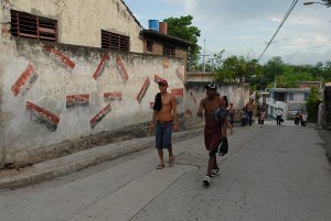 Persone che risalgono dal lago - Bayamo :: Cuba