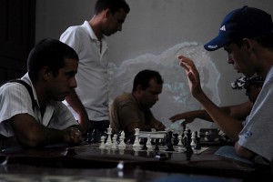 Persone giocando a scacchi - Bayamo :: Cuba