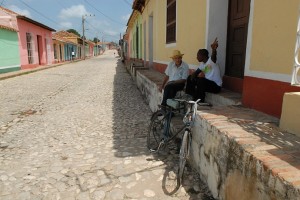 Persone parlando - Trinidad :: Cuba