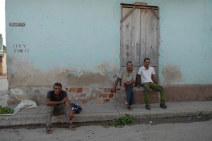 Persone sedute - Trinidad :: Cuba