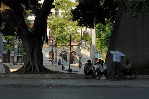 Persone sedute sul ciglio della strada - L'Avana :: Cuba