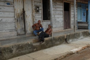 Persone sedute - Baracoa :: Cuba