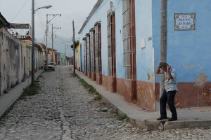 Pettinandosi per strada - Trinidad :: Cuba