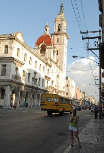 Ragazza aspettando - L'Avana :: Cuba