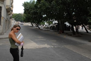 Ragazza attraversando la strada - L'Avana :: Cuba