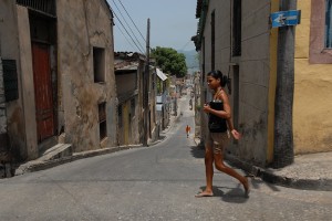 Ragazza attraversando la strada - Santiago di Cuba :: Cuba