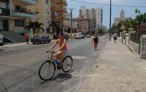 Ragazza in bici - L'Avana :: Cuba