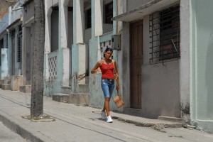 Ragazza in cammino - Santiago di Cuba :: Cuba
