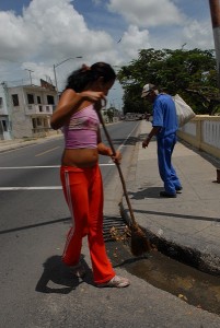 Ragazza spazzando - Santa Clara :: Cuba