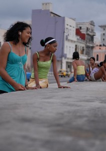 Ragazze osservando - L'Avana :: Cuba