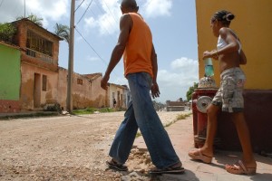 Ragazzi camminando - Trinidad :: Cuba